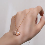 ネックレス レディース 女性 アクセサリー ファッション雑貨 貝殻型 シェル型 二枚貝 ラインストーン フェイクパール ゴールドカラー シルバーカラー 可愛い キュート ガーリー フェミニン おしゃれ プレゼント ギフト