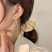 ピアス スタッドピアス レディース 女性用 アクセサリー ラインストーン 金色 ゴールドカラー しずく キラキラ 揺れる ゆらゆら 可愛い おしゃれ 記念日 誕生日 プレゼント 贈り物 ギフト ファッション小物