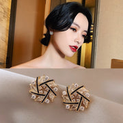 スタッドピアス レディース アクセサリー ラインストーン 雪の結晶 スノーフレーク ペンタゴン 5角形 サークル 小ぶり 上品 おしゃれ ジュエリー