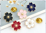 ブローチ 同色2個セット タックピン ピンズ レディース アクセサリー 桜の花弁 サクラ さくら 花 フラワー かわいい 可愛い おしゃれ お洒落 シンプル カジュアル 普段使い デイリー 女性 婦人 彼女 妻 友達 ギフト 贈り物 母の日 敬老の日 ホワイトデー