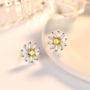 スタッドピアス キャッチピアス レディース 女性 アクセサリー ラインストーン フラワーモチーフ お花 デイジー 耳飾り 可愛い おしゃれ 上品 ギフト プレゼント