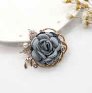 ブローチ アクセサリー レディース 女性用 バラ 薔薇 ローズ フラワー 花 おしゃれ 華やか 大人上品 ラインストーン キラキラ フェイクパール セレモニー 入学式 卒業式 フォーマル パーティー お出かけ ギフト プレゼント 贈り物