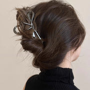 ヘアクリップ バンスクリップ 髪留め レディース 女性 婦人 ヘアアクセサリー リボン型 髪飾り 蝶結び ヘアアレンジ 上品 エレガント メタルカラー 高級感 高見え おしゃれ かわいい 普段使い デイリー 通勤 通学