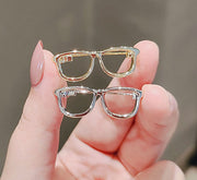 ブローチ ピン レディース 女性 胸飾り アクセサリー メガネ型 眼鏡型 シルバーカラー ゴールドカラー 胸元 おしゃれ かわいい 可愛い プレゼント ギフト