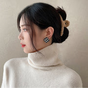 スタッドピアス レディース 女性 アクセサリー ファッション雑貨 小物 スクエア 四角形 大きめ 布張り 千鳥格子 チェック ブラック ホワイト ブラウン シック 華やか おしゃれ エレガント プレゼント ギフト
