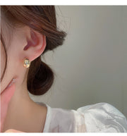 スタッドピアス ピアス レディース 女性 アクセサリー 耳飾り 楕円形 丸 シンプル かわいい おしゃれ 上品 ベーシック 定番 きれいめ プレゼント ギフト 贈り物 お出かけ 通勤 パーティ フォーマル 金色 銀色