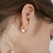 ピアス フープピアス リングピアス レディース 女性 アクセサリー 小ぶり サークル フェイクパール パール調 一粒 シンプル シルバーカラー ゴールドカラー お洒落 可愛い お出かけ 普段使い デイリー 耳飾り ファッション小物 婦人用 プレゼント ギフト