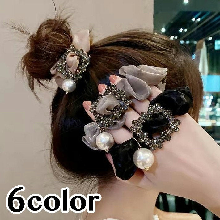 シュシュ ヘアゴム ヘアアクセサリー レディース 女性用 ラインストーン フェイクパール 髪留め 髪飾り まとめ髪 キラキラ デイリー 可愛い おしゃれ 婦人用 ヘアアレンジ ファッション小物 黒 シャンパン グレー