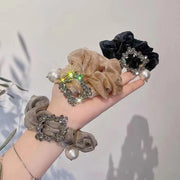 シュシュ ヘアゴム ヘアアクセサリー レディース 女性用 ラインストーン フェイクパール 髪留め 髪飾り まとめ髪 キラキラ デイリー 可愛い おしゃれ 婦人用 ヘアアレンジ ファッション小物 黒 シャンパン グレー