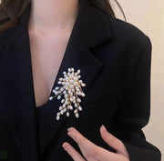ブローチ コサージュ 胸飾り レディース 女性 アクセサリー ビーズ フェイクパール お花 フラワー シック フォーマル 華やか エレガント 可愛い かわいい キュート きれい フェミニン ガーリー 礼服 スーツ ドレス 結婚式 入学式 卒業式 パーティ プレゼント ギフト