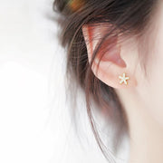 ピアス スタッドピアス 耳飾り アクセサリー レディース 女性 花びら フラワーモチーフ ラインストーン フェイクストーン 華奢 小ぶり 可愛い お出掛け デート プレゼント ギフト 誕生日 記念日