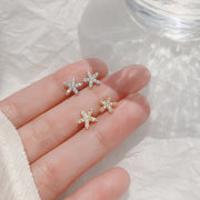 ピアス スタッドピアス 耳飾り アクセサリー レディース 女性 花びら フラワーモチーフ ラインストーン フェイクストーン 華奢 小ぶり 可愛い お出掛け デート プレゼント ギフト 誕生日 記念日