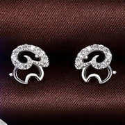 ピアス スタッドピアス アクセサリー レディース ラインストーン 銀色 羊 ひつじ キラキラ シルバーカラー かわいい おしゃれ フォーマル パーティー ギフト 記念日 誕生日 プレゼント 贈り物 ファッション小物 女性用