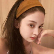 カチューシャ 幅広 レディース ヘアアクセサリー 髪飾り ヘアアレンジ スエード調 おしゃれ かわいい まとめ髪 大人可愛い カジュアル デイリー お出かけ 普段使い ファッション小物