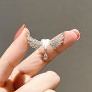 ブローチ レディース 女性用 アクセサリー 天使の羽 エンジェル ラインストーン キラキラ おしゃれ 上品 華やか エレガント セレモニー フォーマル パーティー プレゼント