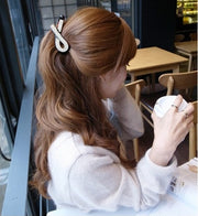 ヘアクリップ バナナクリップ レディース 女性 ヘアアクセサリー ラインストーン 結び目 クロス 髪留め 髪飾り まとめ髪 ヘアアレンジ 簡単 キラキラ かわいい シンプル キュート 上品 きれいめ お出かけ 通勤 オフィス 黒 茶