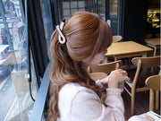 ヘアクリップ バナナクリップ レディース 女性 ヘアアクセサリー ラインストーン 結び目 クロス 髪留め 髪飾り まとめ髪 ヘアアレンジ 簡単 キラキラ かわいい シンプル キュート 上品 きれいめ お出かけ 通勤 オフィス 黒 茶