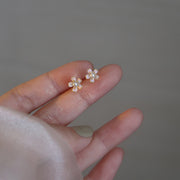 ピアス スタッドピアス レディース 女性 アクセサリー ファッション小物 花 フラワー ミニ 小さい 小ぶり シンプル おしゃれ かわいい プレゼント ギフト