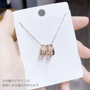 ネックレス ペンダント レディース 女性用 アクセサリー ゴールドカラー リング サークル トリオ 3連 ラインストーン キラキラ ローマ数字 華奢 エレガント 存在感 上品 高見え 高級感 大人かわいい カジュアル おしゃれ 普段使い 会社 OL 鎖骨キレイ見え パーティー 結婚式 2次会 入学式 卒業式 プレゼント 贈り物 フォーマル ギフト お出かけ ローズゴールド