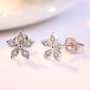 スタッドピアス レディース 女性 アクセサリー ファッション雑貨 花 フラワー 雪の結晶 スノウ ラインストーン シルバーカラー シンプル かわいい キュート エレガント プレゼント ギフト