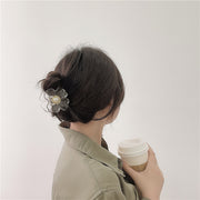 ヘアクリップ バンスクリップ レディース ヘアアクセサリー フラワー フェイクパール 髪留め 髪飾り まとめ髪 ヘアアレンジ 花型 挟む 簡単 女性 婦人 ロングヘア セミロング 外出 お出掛け 普段使い デイリー ヘア飾り