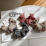 シュシュ レディース 大人 ヘアアクセサリー 上品 花柄 ヘアゴム 髪ゴム 髪飾り 髪留め ヘアアレンジ まとめ髪 フラワー ブラック ピンク カジュアル かわいい 可愛い おしゃれ レトロ感 デイリー 普段使い お出かけ 女性 ガールズ 婦人 彼女 妻 嫁 贈り物 ギフト 母の日 ホワイトデー