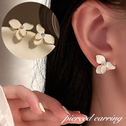 ピアス スタッドピアス レディース 女性 アクセサリー フラワーモチーフ お花 ラインストーン シンプル 上品 きれいめ お洒落 おしゃれ かわいい 普段使い お出かけ ギフト プレゼント 婦人用