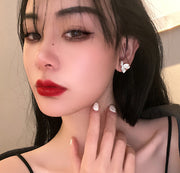ピアス スタッドピアス レディース 女性 アクセサリー フラワーモチーフ お花 ラインストーン シンプル 上品 きれいめ お洒落 おしゃれ かわいい 普段使い お出かけ ギフト プレゼント 婦人用