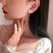 ピアス スタッドピアス レディース 女性 アクセサリー フラワーモチーフ お花 ラインストーン シンプル 上品 きれいめ お洒落 おしゃれ かわいい 普段使い お出かけ ギフト プレゼント 婦人用