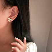 ピアス スタッドピアス レディース 女性 アクセサリー フラワーモチーフ お花 ラインストーン シンプル 上品 きれいめ お洒落 おしゃれ かわいい 普段使い お出かけ ギフト プレゼント 婦人用
