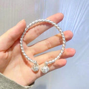 バングル 2個セット ブレスレット アクセサリー 腕輪 レディース メタル 金属製 ツイスト 鈴付き おしゃれ プレゼント ギフト