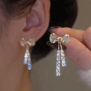 スタッドピアス ピアス レディース 女性 アクセサリー リボン ラインストーン キラキラ お洒落 可愛い かわいい 普段使い デイリー お出かけ デート 耳飾り ギフト プレゼント 婦人用