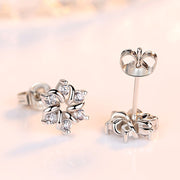 ピアス スタッドピアス 耳飾り 両耳用 レディース 女性 アクセサリー ファッション小物 ラインストーン 花 フラワー おしゃれ きれいめ 上品 キラキラ かわいい シンプル お出かけ ギフト プレゼント 誕生日 記念日 パーティ 結婚式 フォーマル 銀色