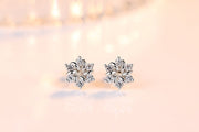 ピアス スタッドピアス 耳飾り 両耳用 レディース 女性 アクセサリー ファッション小物 ラインストーン 花 フラワー おしゃれ きれいめ 上品 キラキラ かわいい シンプル お出かけ ギフト プレゼント 誕生日 記念日 パーティ 結婚式 フォーマル 銀色