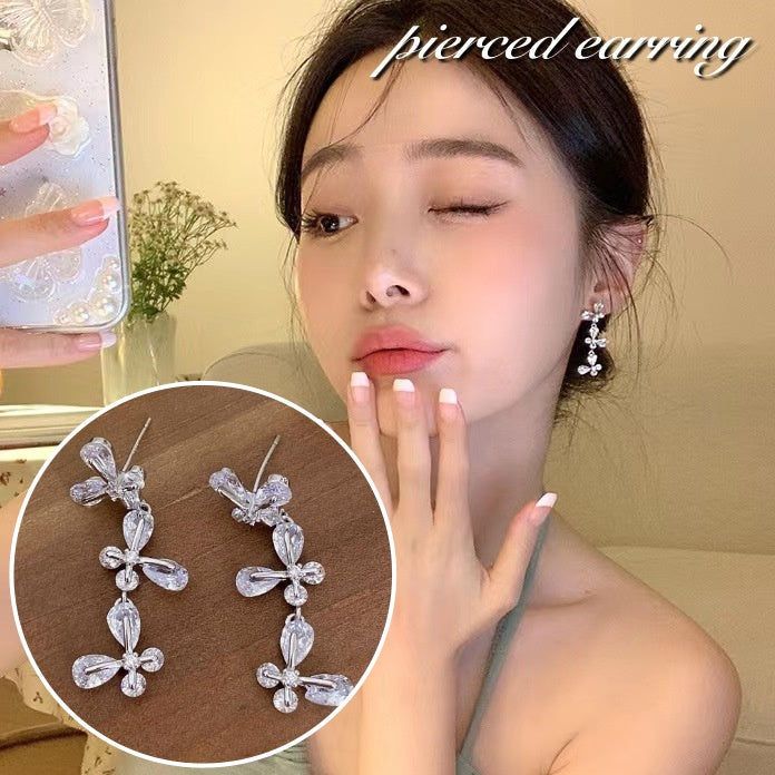 ピアス スタッドピアス レディース 女性 アクセサリー お花 フラワー 三連 揺れる お洒落 大人可愛い シルバーカラー 耳飾り ファッション小物 プレゼント ギフト
