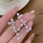 ピアス スタッドピアス レディース 女性 アクセサリー お花 フラワー 三連 揺れる お洒落 大人可愛い シルバーカラー 耳飾り ファッション小物 プレゼント ギフト