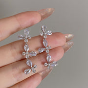 ピアス スタッドピアス レディース 女性 アクセサリー お花 フラワー 三連 揺れる お洒落 大人可愛い シルバーカラー 耳飾り ファッション小物 プレゼント ギフト