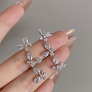 ピアス スタッドピアス レディース 女性 アクセサリー お花 フラワー 三連 揺れる お洒落 大人可愛い シルバーカラー 耳飾り ファッション小物 プレゼント ギフト