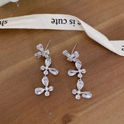 ピアス スタッドピアス レディース 女性 アクセサリー お花 フラワー 三連 揺れる お洒落 大人可愛い シルバーカラー 耳飾り ファッション小物 プレゼント ギフト