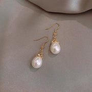 フックピアス レディース 女性 アクセサリー フェイクパール チェーン ロング 揺れる ティアドロップ しずく 雫 涙 上品 カジュアル フォーマル プレゼント ギフト 贈り物 お祝い 記念日 誕生日 デート 女子会 パーティー 入学 卒業 お呼ばれ お出かけ デイリー 普段使い かわいい おしゃれ フェミニン 大人女子 ファッション小物 エレガント ゴールドカラー
