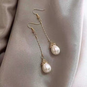 フックピアス レディース 女性 アクセサリー フェイクパール チェーン ロング 揺れる ティアドロップ しずく 雫 涙 上品 カジュアル フォーマル プレゼント ギフト 贈り物 お祝い 記念日 誕生日 デート 女子会 パーティー 入学 卒業 お呼ばれ お出かけ デイリー 普段使い かわいい おしゃれ フェミニン 大人女子 ファッション小物 エレガント ゴールドカラー
