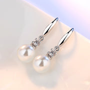 フックピアス レディース アクセサリー 耳飾り フェイクパール ラインストーン 揺れる 上品 おしゃれ 外出 お出掛け デート 結婚式 ギフト 記念日 誕生日 贈り物 プレゼント ファッション小物