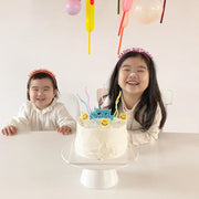 カチューシャ キッズ 子ども用 子供用 女の子 男の子 ヘアアクセサリー イベント用雑貨 パーティグッズ お誕生日用 バースデー用 ハッピーバースデー HAPPYBIRTHDAY コーム付き ロゴ 英語 英字 ピンク ブルー イエロー シンプル ポップ かわいい キュート