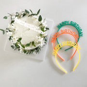 カチューシャ キッズ 子ども用 子供用 女の子 男の子 ヘアアクセサリー イベント用雑貨 パーティグッズ お誕生日用 バースデー用 ハッピーバースデー HAPPYBIRTHDAY コーム付き ロゴ 英語 英字 ピンク ブルー イエロー シンプル ポップ かわいい キュート