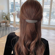 バレッタ 髪留め レディース 女性 ヘアアクセサリー ファッション雑貨 楕円形 オーバル型 無地 ブラック カーキ ピンク シンプル シック フェミニン 可愛い キュート おしゃれ フォーマル