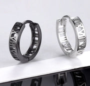 ピアス フープピアス 両耳用 メンズ 男性 アクセサリー 耳飾り 中折れタイプ ギリシャ数字 単色 シンプル かっこいい カジュアル おしゃれ 定番 おしゃれ プレゼント ギフト 記念日 お出かけ 黒 銀色