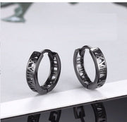 ピアス フープピアス 両耳用 メンズ 男性 アクセサリー 耳飾り 中折れタイプ ギリシャ数字 単色 シンプル かっこいい カジュアル おしゃれ 定番 おしゃれ プレゼント ギフト 記念日 お出かけ 黒 銀色