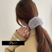 ヘアアクセサリー ブレスレット 2WAY レディース 大人 ふわふわ もこもこ フェイクファー 髪飾り 髪留め 腕輪 バングル ヘアアレンジ ファッション雑貨 パッチンバンド リストバンド ワンタッチ ボリューム感 ホワイト グレー ピンク ブルー シンプル カジュアル 上品 おしゃれ かわいい 可愛い 女性 ガールズ 婦人 彼女 妻 嫁 贈り物 ギフト 母の日 ホワイトデー