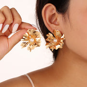 スタッドピアス レディース フラワー 花 アクセサリー 女性用 メタリック フェイクパール ゴールドカラー おしゃれ かわいい お出かけ フェミニン エレガント 大人上品 きれいめ 存在感 ギフト プレゼント 贈り物