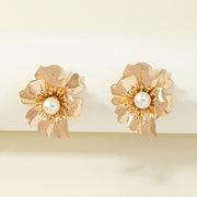 スタッドピアス レディース フラワー 花 アクセサリー 女性用 メタリック フェイクパール ゴールドカラー おしゃれ かわいい お出かけ フェミニン エレガント 大人上品 きれいめ 存在感 ギフト プレゼント 贈り物